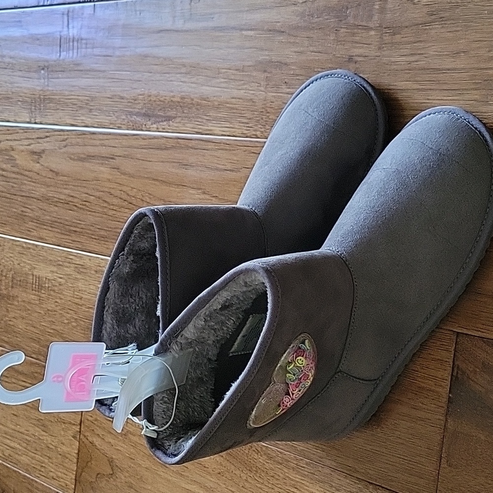 Childrens Place Girls Gray Faux Fur Lined w/Hearts on Side Boots-sz. 6
